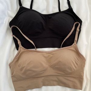 Pair of Medium true and co wireless bras.